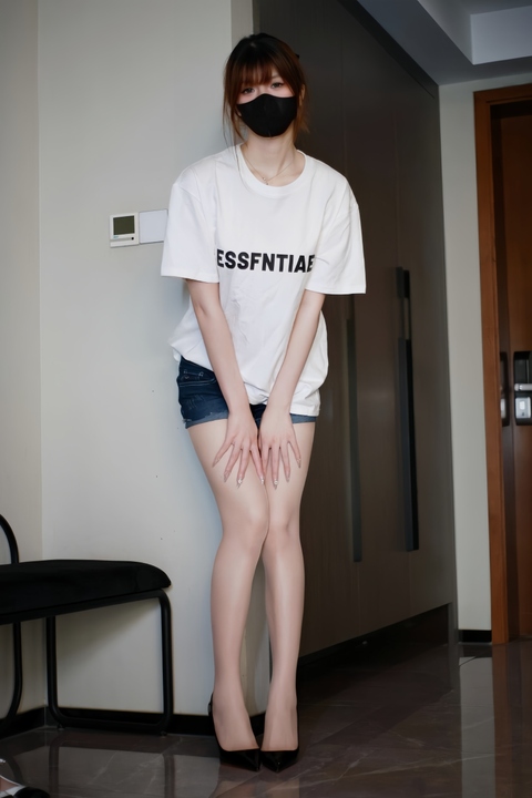 白龙猫女 - 公寓里的肉丝.jpg